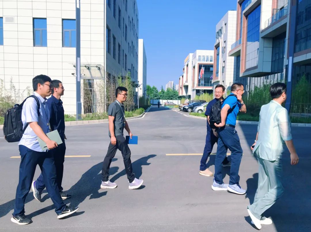 企業(yè)動(dòng)態(tài)  熱烈歡迎藍(lán)曉科技領(lǐng)導(dǎo)一行蒞臨中鈉儲能參觀考察1.jpg